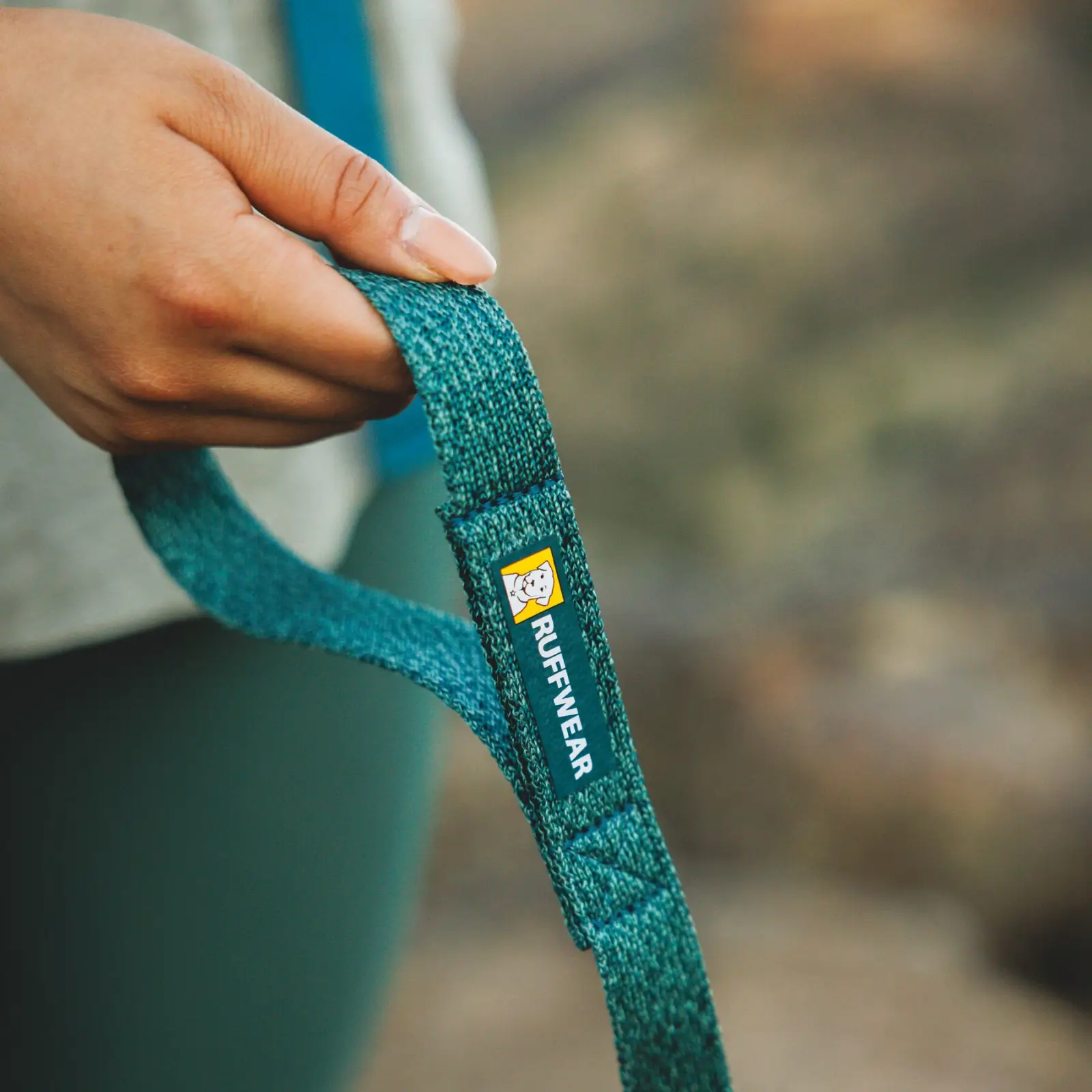 Web JPG-3072_Front-Range-Flex-Harness_Deep-Teal_Lifestyle_RW-3 Front Range Flex Leash