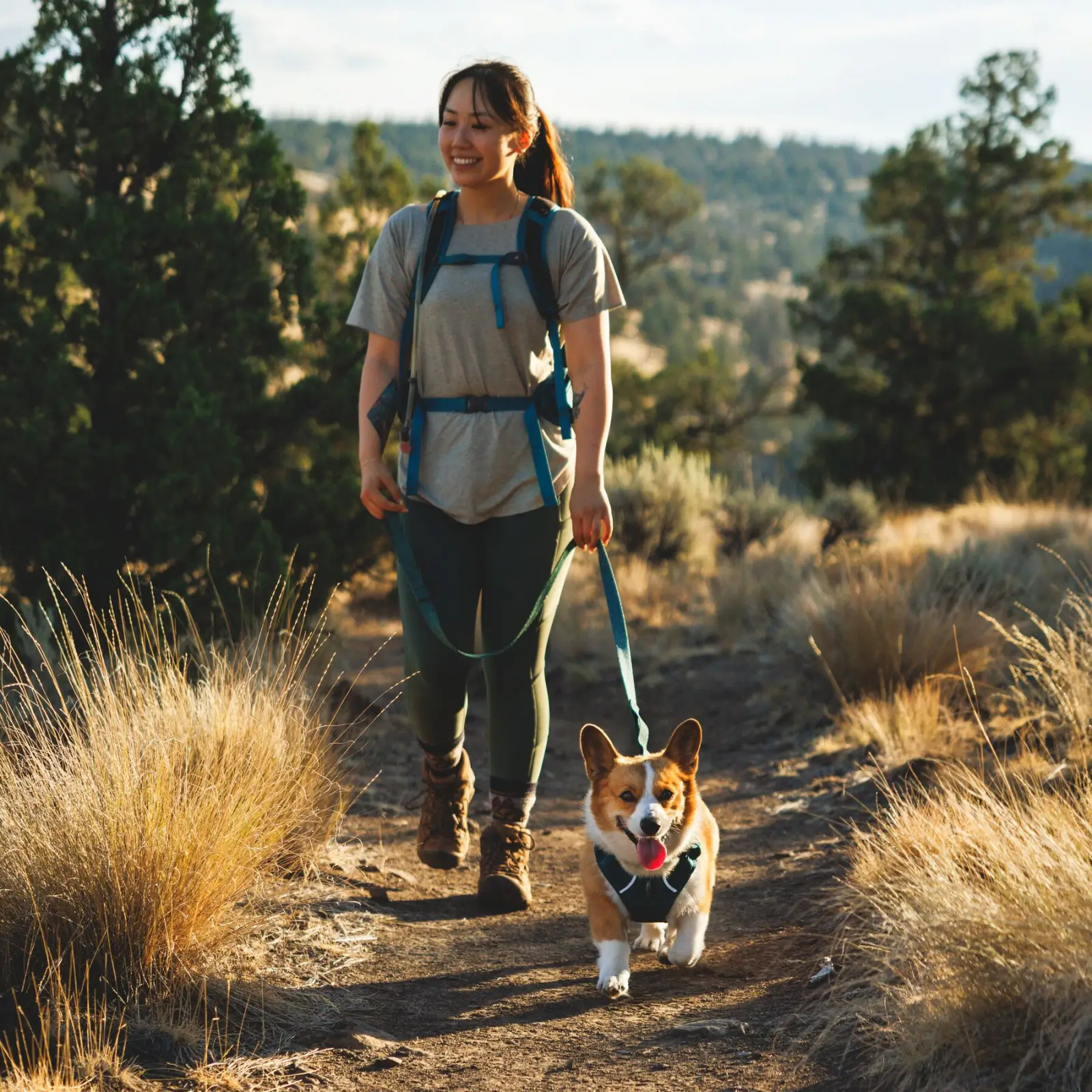 Web JPG-3072_Front-Range-Flex-Harness_Deep-Teal_Lifestyle_RW-5 Front Range Flex Leash