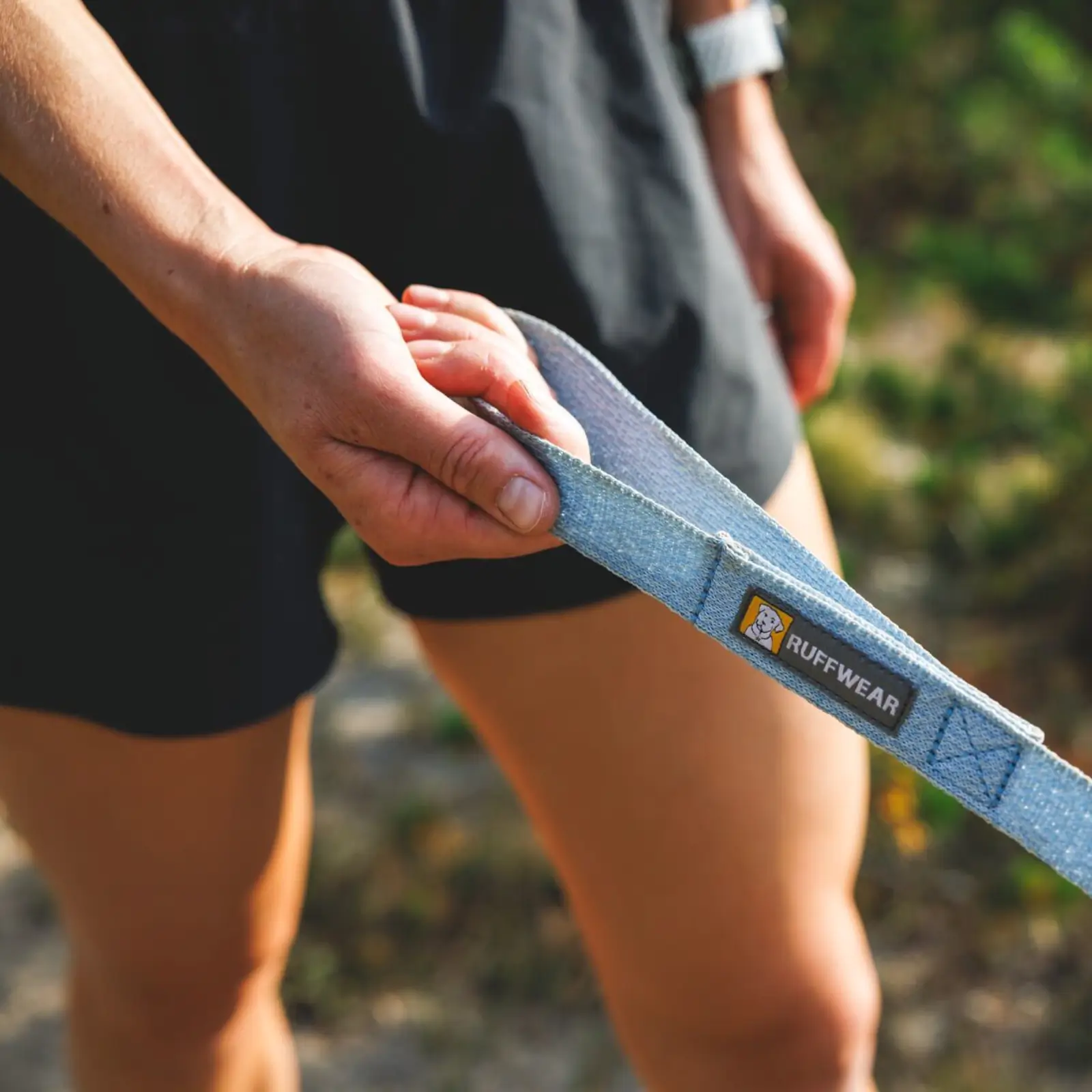 Web JPG-3072_Front-Range-Flex-Harness_Polar-Blue_Lifestyle_RW-25 Front Range Flex Leash